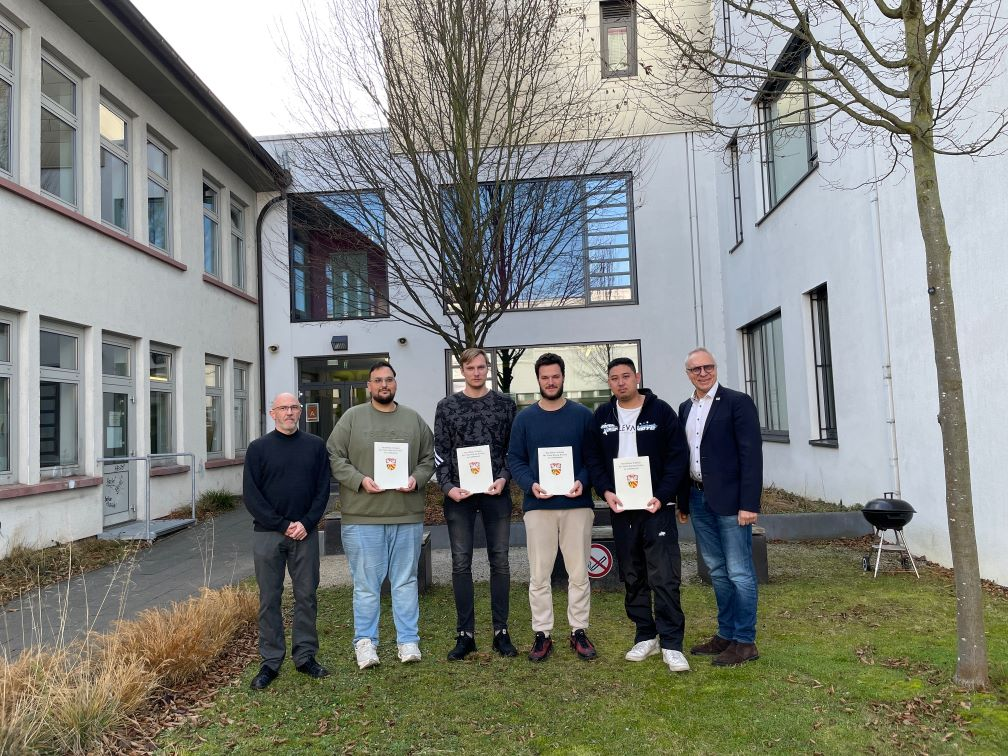 Foto (von links): OStR Manfred Aul (Englischlehrer), Serkan Ersoy, Philipp Reipert, Angelo Chwatal, Quang Hieu Luu, Reiner Flach (Schulleiter)