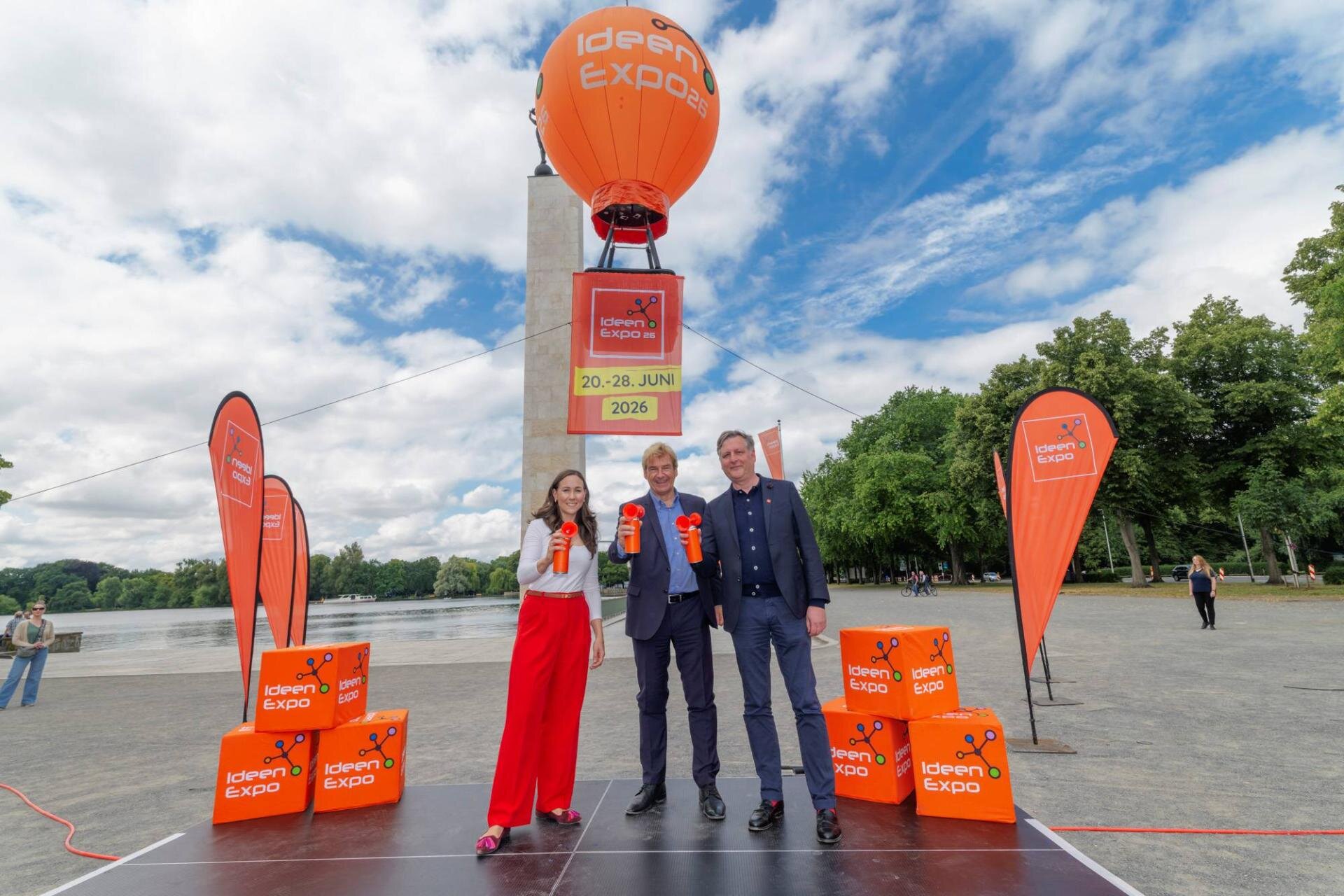 Freuen sich auf die IE26: Anna-Sophie Semper von der Strabag AG, Dr. Volker Schmidt, Hauptgeschäftsführer von NiedersachsenMetall, und Christoph Humberg von der MTU Maintenance Hannover. Foto: IdeenExpo